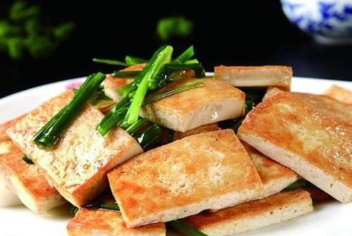 小心翼翼|煎豆腐时,别直接下油锅掌握这个诀窍,豆腐不碎不粘锅,还入味