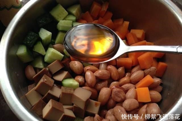 素菜|鸡蛋干拌花生米,别看是素菜,配上一杯小酒美的很