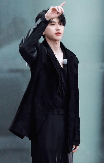 恭喜蔡徐坤新专辑上线不到两小时破5000万，有实力人缘好，获杨幂跑男团力挺