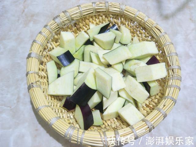 大厨|炒茄子时,切记不要先倒油,大厨教你饭店做法,茄子不喝油不发黑