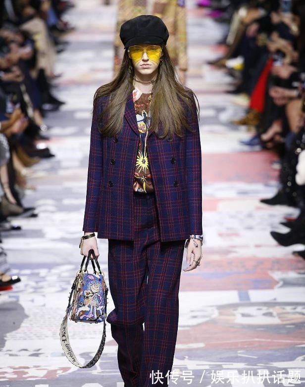 流行色彩 中年女人秋天别总穿一个颜色,不如试试这4种流行色彩,高级洋气!