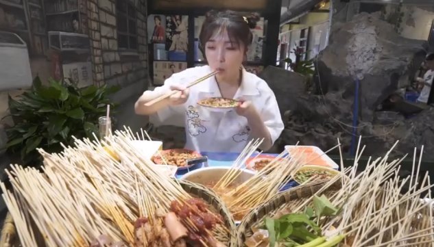 妹子去邓伦火锅店,点了1500根“串串”,结账时这谁惹得起