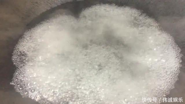 最近儿子迷上它,有面粉就能做,外酥里软,各个空心,比油条好吃