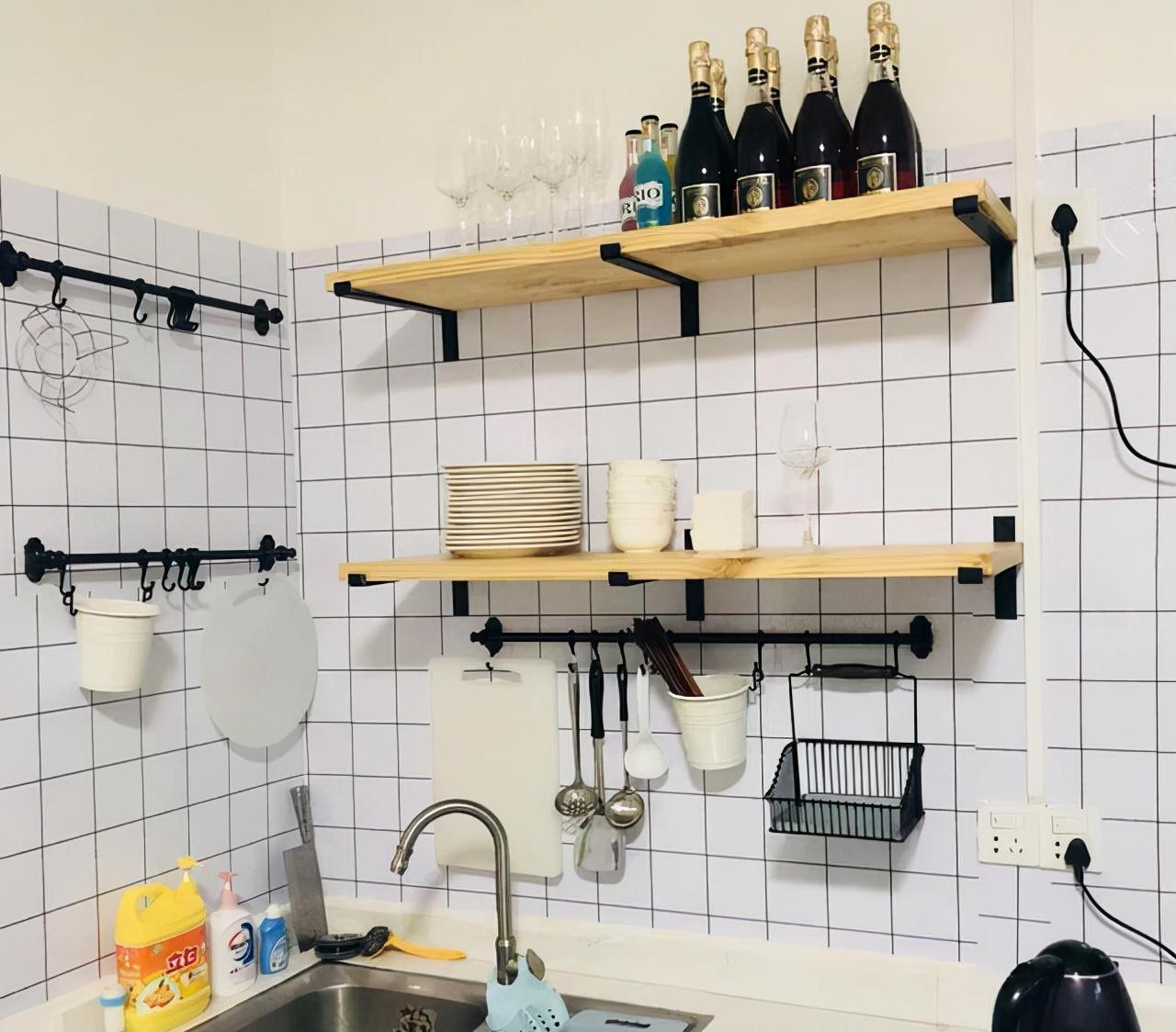 隔板|建议大家：不要在厨房里装吊柜！如今流行这样设计，实用还很省钱