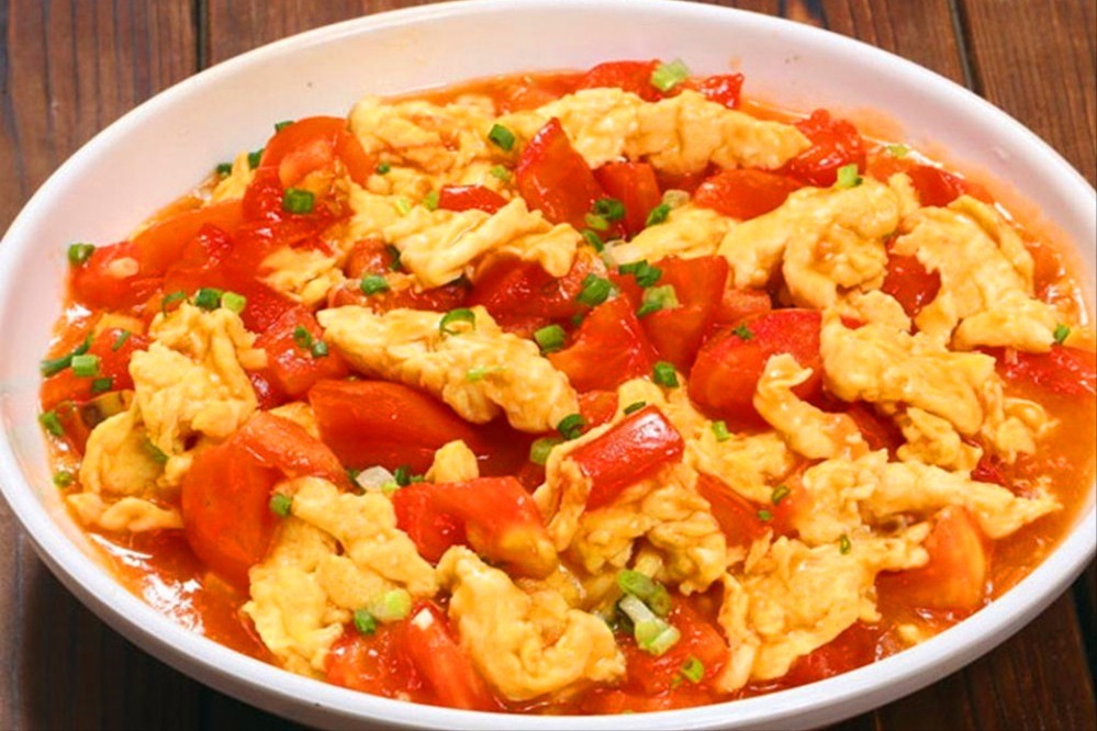 西红柿炒鸡蛋时,到底是先炒鸡蛋还是西红柿大厨教你正确的做法