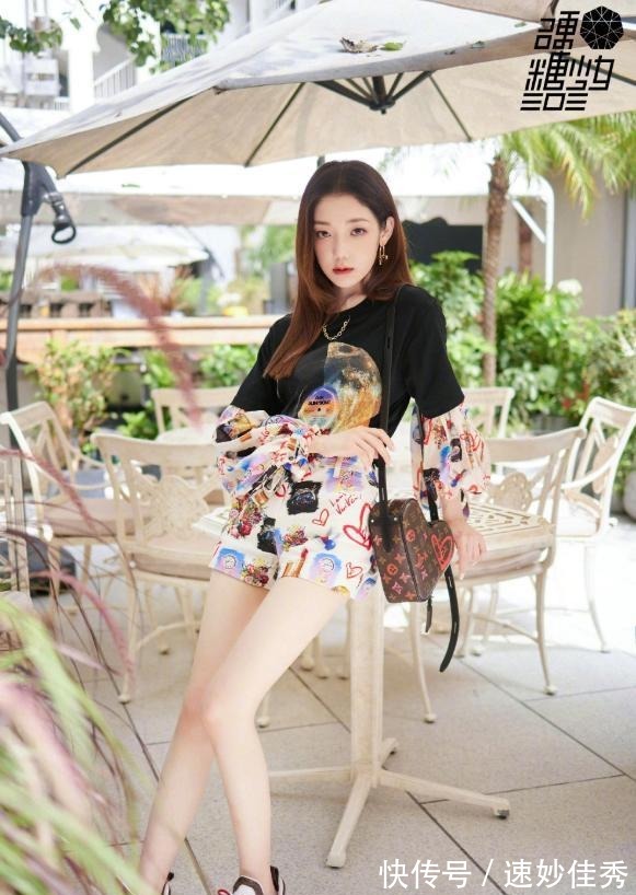 超短裤|希林娜依·高黑胶复古套装,穿老爹鞋秀漫画腿,杨幂都自叹不如