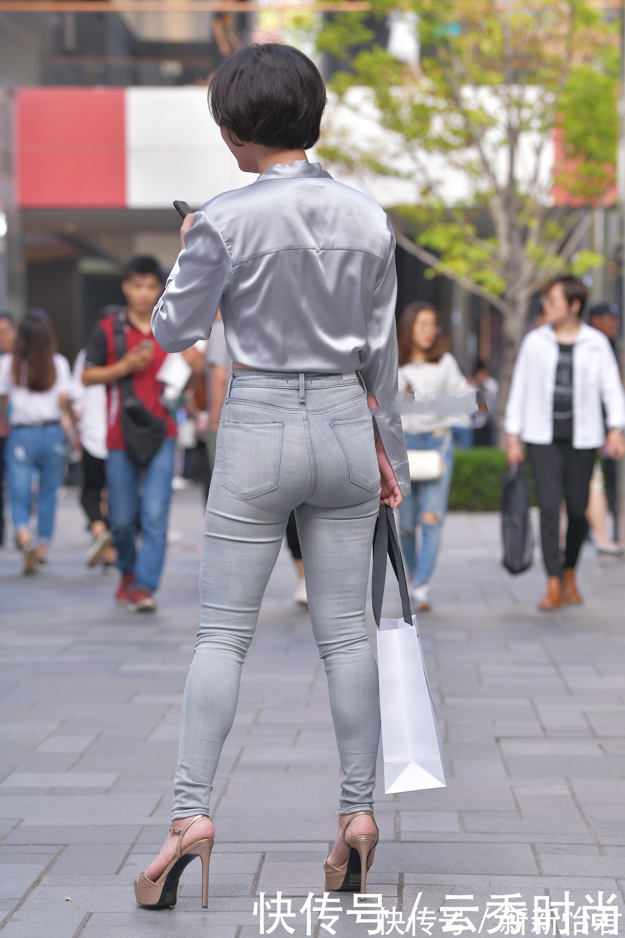 银色 银色真丝衬衫搭配浅灰破旧牛仔裤,风格独特,复古气息十足