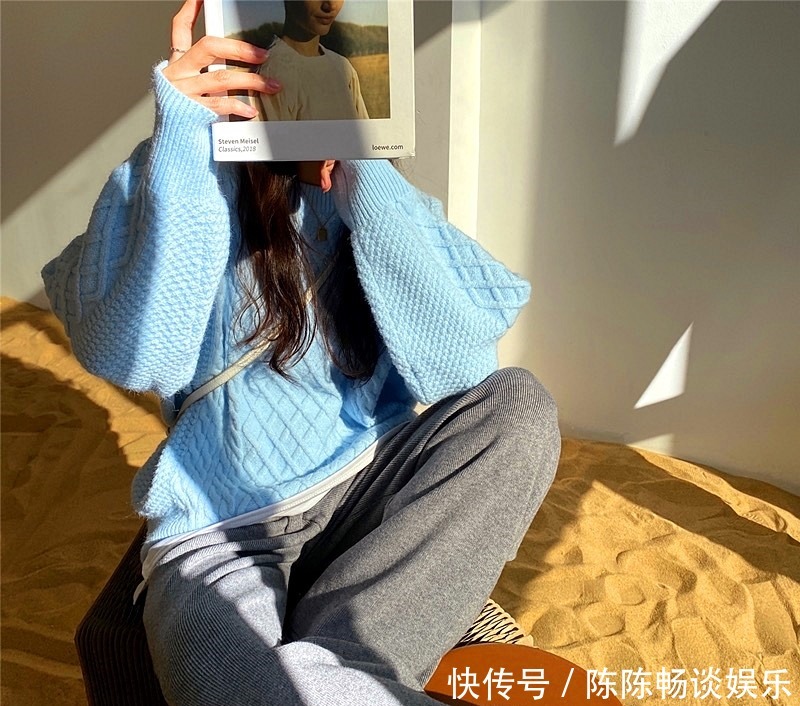 来凹造型|“雾霾蓝”已经过时了!冬天流行“奶油蓝色”毛衣,让你白得发亮