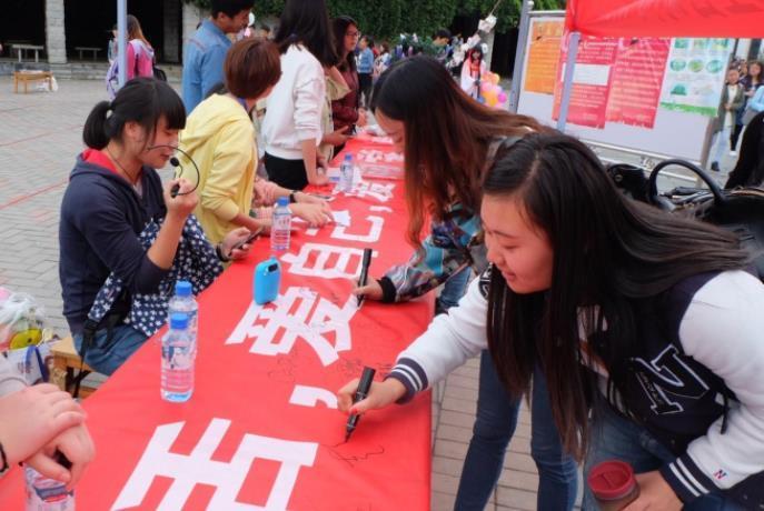 青岛大学|青岛大学“举牌女神”，气质和司藤有点像，网友觉得是服装出彩