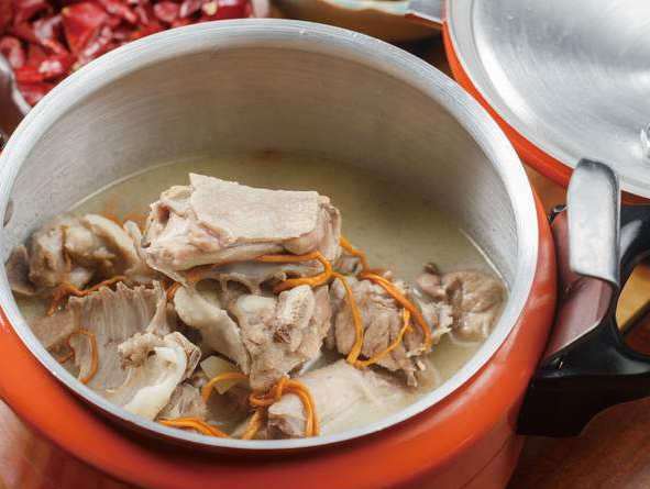 塞牙|炖鸭肉时,牢记几个小诀窍,鸭肉又鲜又嫩还入味,一点都不塞牙