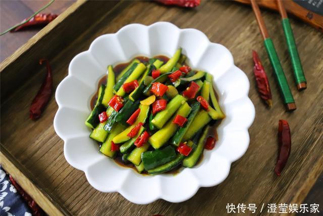 凉拌黄瓜,先放盐就错了,老妈用了40年的方法,清脆爽口嘎嘣脆