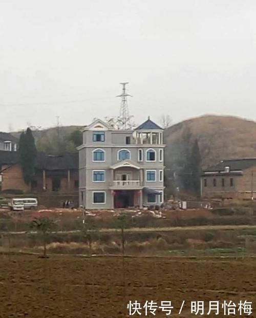全村|公婆花百万回农村盖房，全村都轰动了，抢着来参观，旋转楼梯太赞