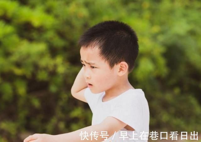 熊孩子|5岁孩子把冰淇淋掉地上,妈妈的教育方式,惊艳到了众人!