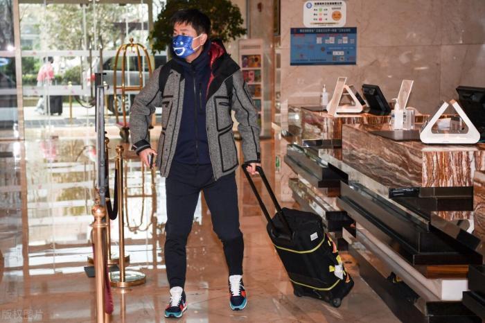 运动鞋|“鹏一期”9名教练抵达上海,李霄鹏衣品被吐槽,郑智上衣很吸睛