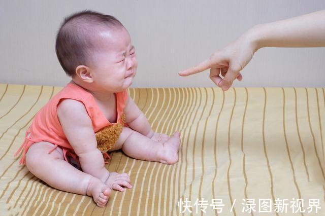 抱抱|为什么宝宝被骂哭，还要伸手让妈妈抱抱父母早知道早受益