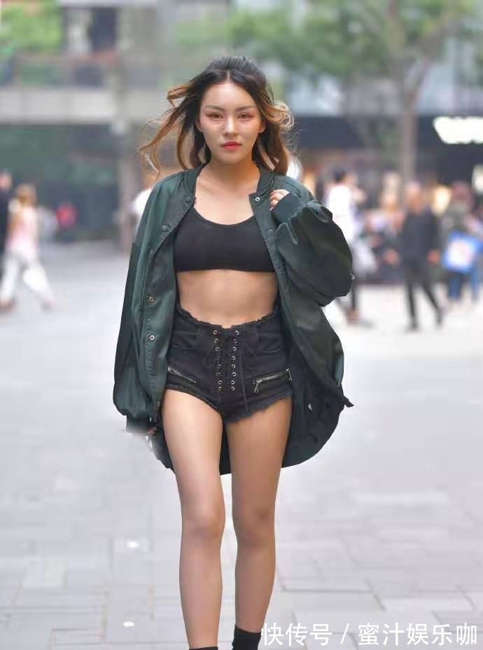 高跟鞋 好看又显气质的基础款穿搭，短打背心+牛仔短裤，清新又有女人味