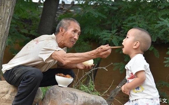 大山深处，独居老人的“硬菜”一月吃一次，邻居孩子闻味儿来蹭吃