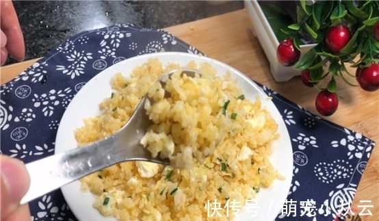 炒黄金鸡蛋炒饭时,先放蛋还是饭,很多人做错,大厨教你正确做法