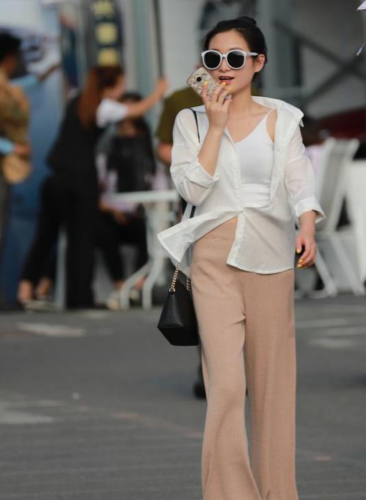 马尾|小姐姐扎着一头低马尾,身穿黑色的连衣裙,显得特别的时尚