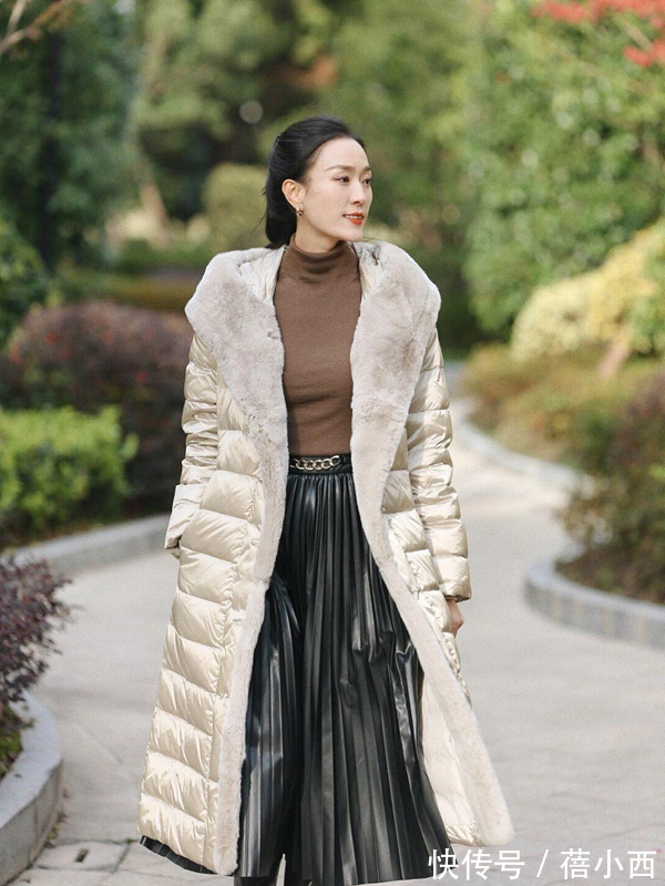 立领处 见过世面的女人,都喜欢“羽绒服”的搭配,这才是真正的优雅