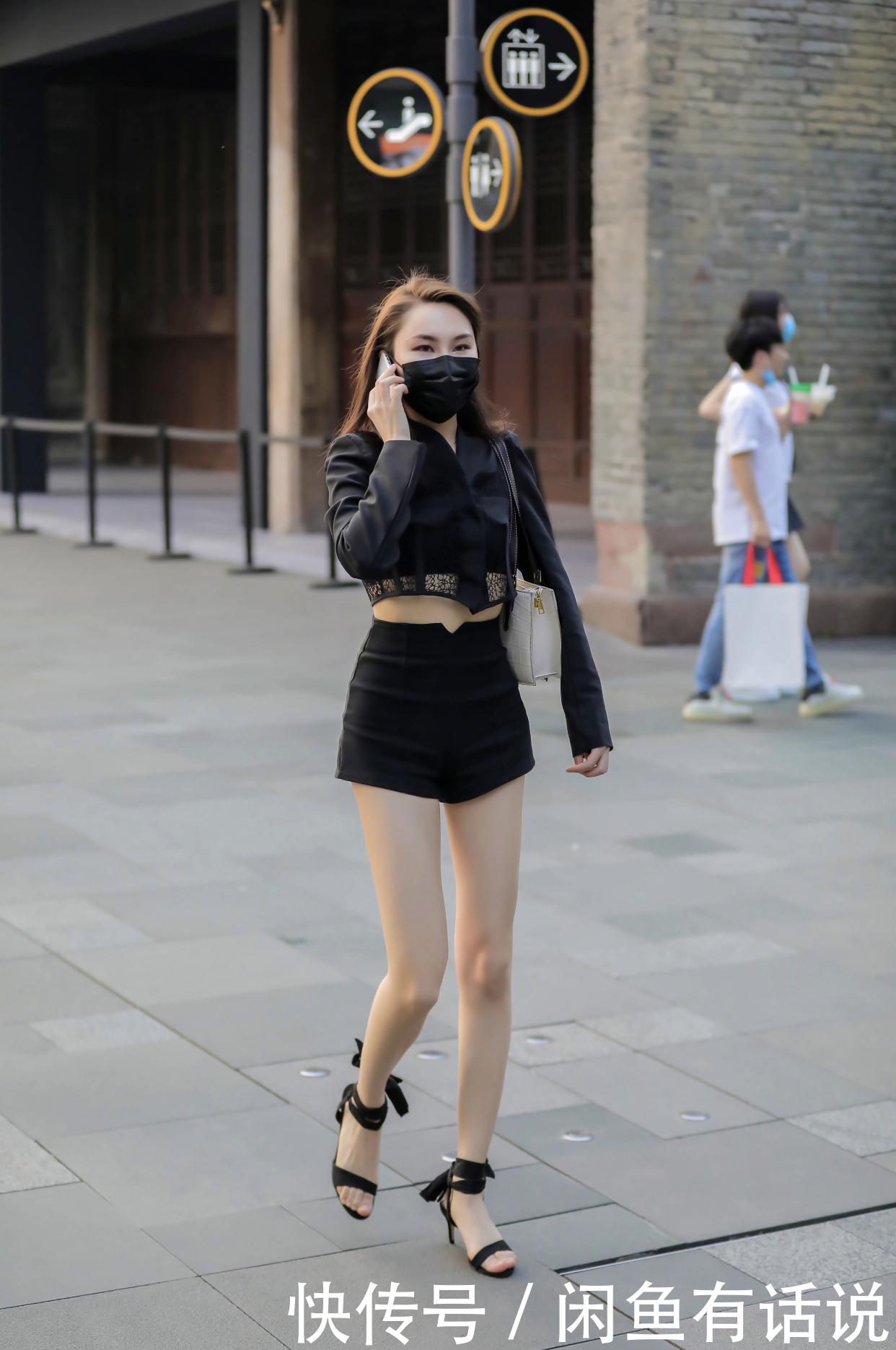 小姐姐|今年夏天上衣短点才时髦,看街拍素人小姐姐就知道,显瘦还好显高