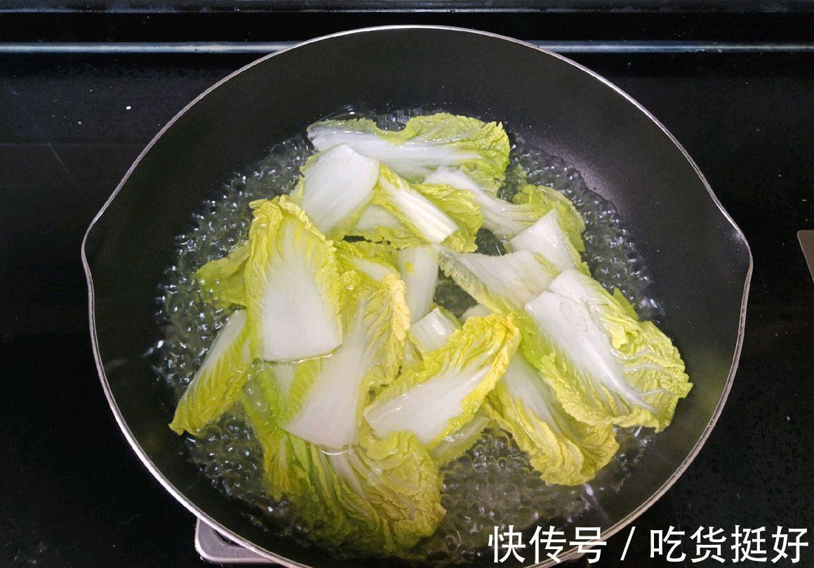 虾滑豆腐白菜汤|虾滑豆腐白菜汤：豆腐软糯，白菜脆爽，而虾滑Q弹软滑，这味绝了