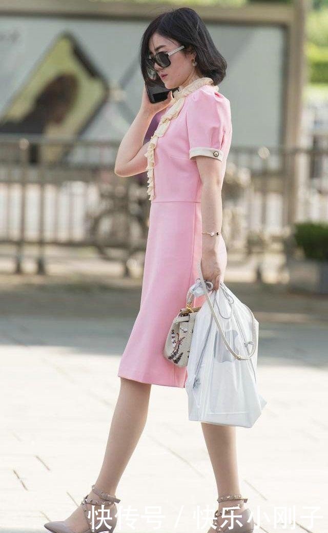 美丽感 80后辣妈搭配粉色连衣裙,更加年轻减龄,让你美的出众