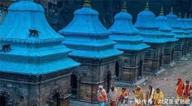 自创|印度苦行僧阿玛尔,自创修行高举手臂47年,如今却受到众人追捧