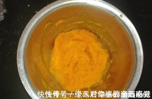 南瓜饼这么做，吃了一个还想吃一个，又香又糯