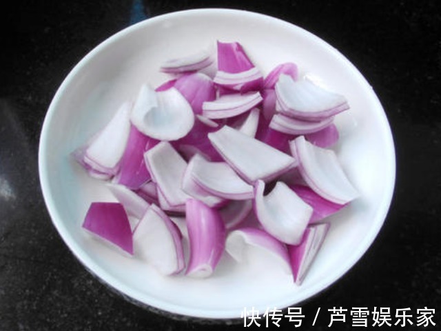 睡眠质量|每晚睡前喝一碗洋葱煮水，坚持一周，4件好事悄悄找上门