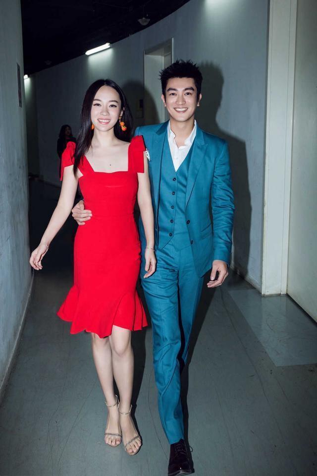 高领|街拍:高领无袖t恤衫搭配黑色百褶裙, 款式新颖, 青春时尚