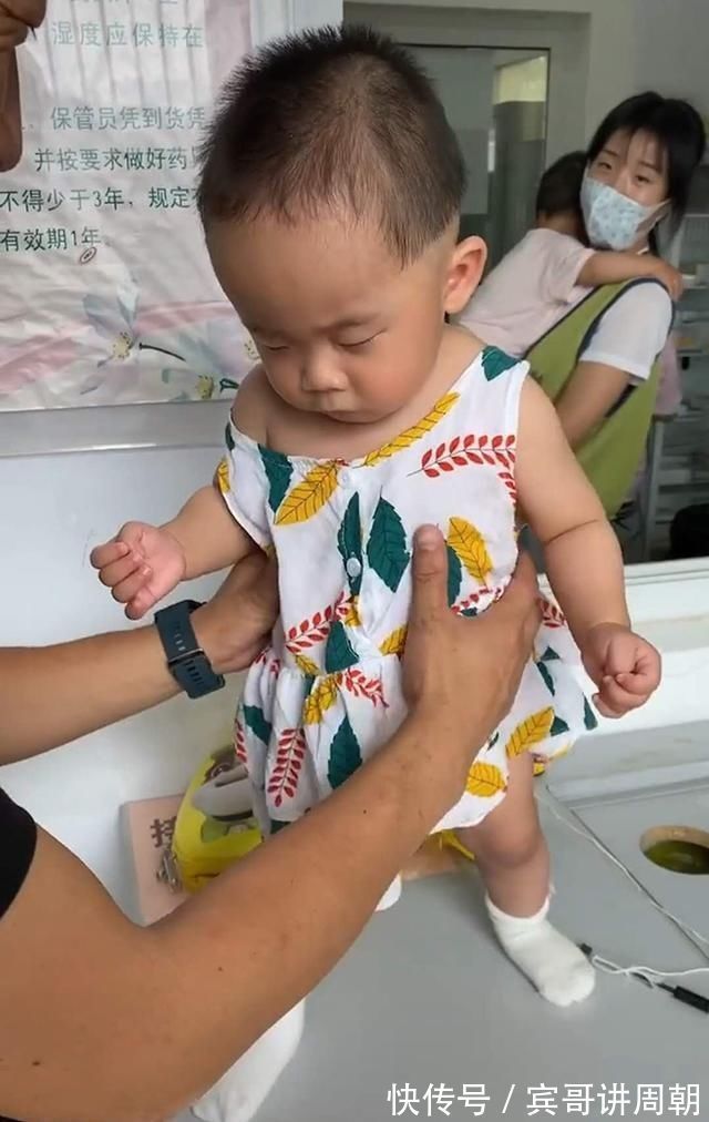 宝宝|爸爸带宝宝去打针,宝宝企图“装睡”蒙混过关,爸爸叫醒方式亮了