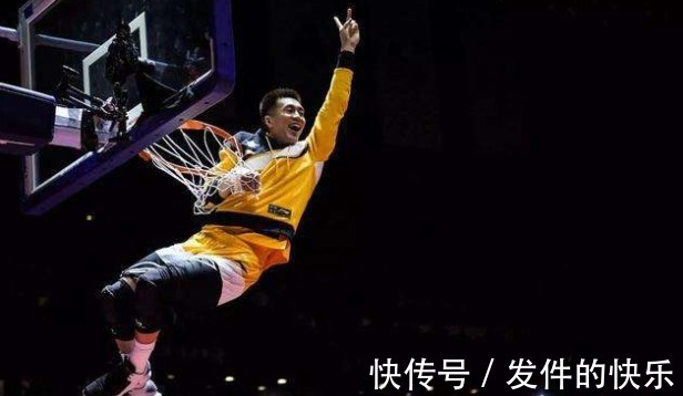 起跳|搞笑！球迷提問最喜歡什么動作？郭艾倫：三分線起跳胯下扣籃