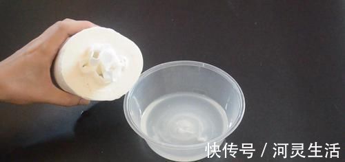塑料打包盒不要扔, 放在卫生间里有大用处, 能帮家里省下不少钱