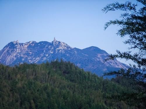 群峰如巨龙肋骨：灵山形成没有标准答案，却是人山和谐相处典范