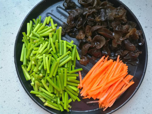 它和鸡蛋是绝配，一起炒，鲜上加鲜，孩子多吃长身体，营养又实惠