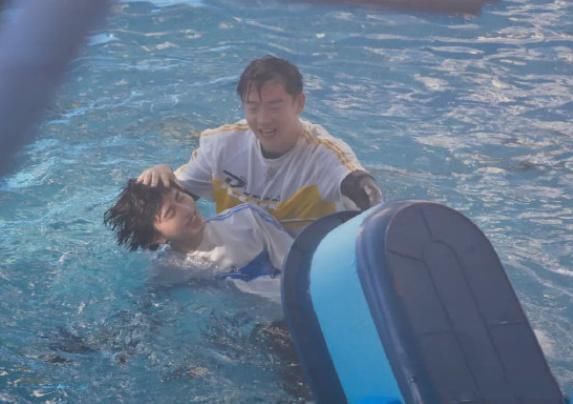 郑恺|蔡徐坤被郑恺按到水里,看到因遇水而“脱妆”的脸,这谁扛得住