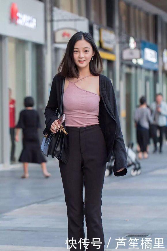 街拍看到小姐姐弯腰穿袜子的样子好迷人，魅力在不经意间散发