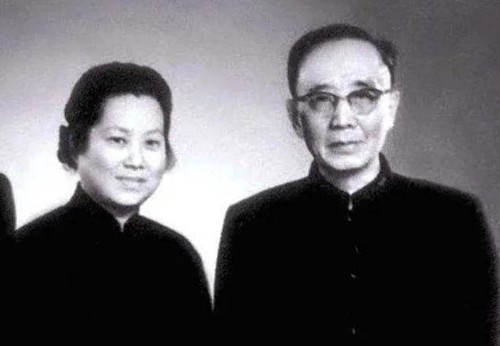 民国才貌双全姐妹花,爱上同一才子后双双自缢而死,才子活到了86