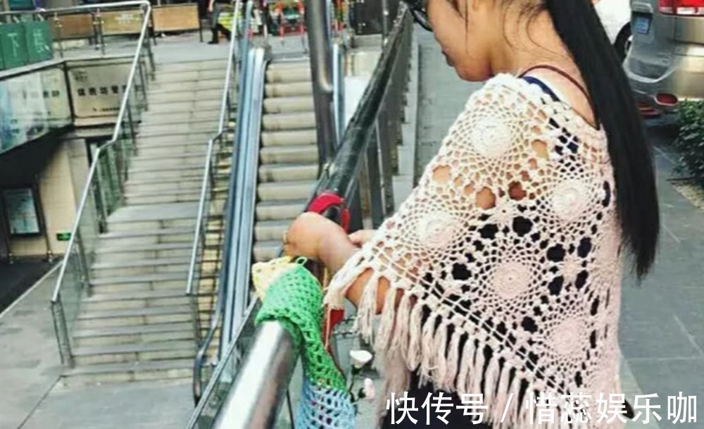 产后抑郁|90后宝妈被产后抑郁困扰,为栏杆织毛衣走红,治愈自己温暖了他人
