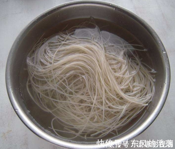 炒粉条时，有人直接炒，有人焯水大厨都错了，这才是正确方法