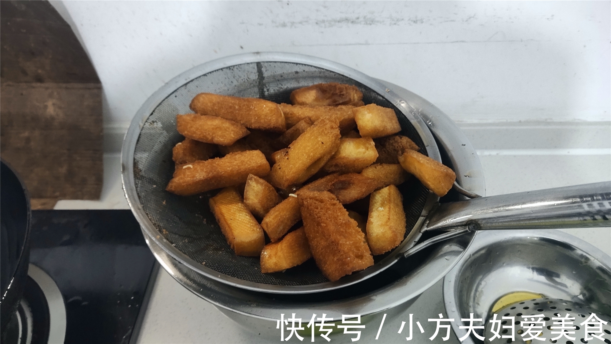 小方教你做家庭版拔丝馍,香甜可口金黄酥脆,咬上一口能爆汁!