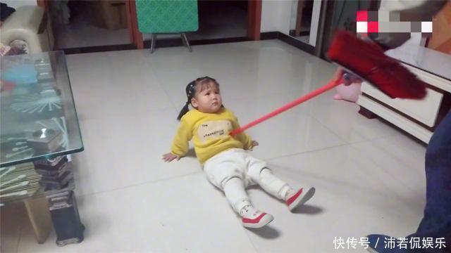 爸爸|小情人死活不吃饭,爸爸怒拎“扫帚”冲进屋,随后画风让人笑喷