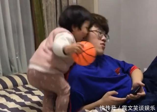 二宝|爸妈给儿子生了个妹妹,妹妹总是偷亲哥哥,场面好温馨!