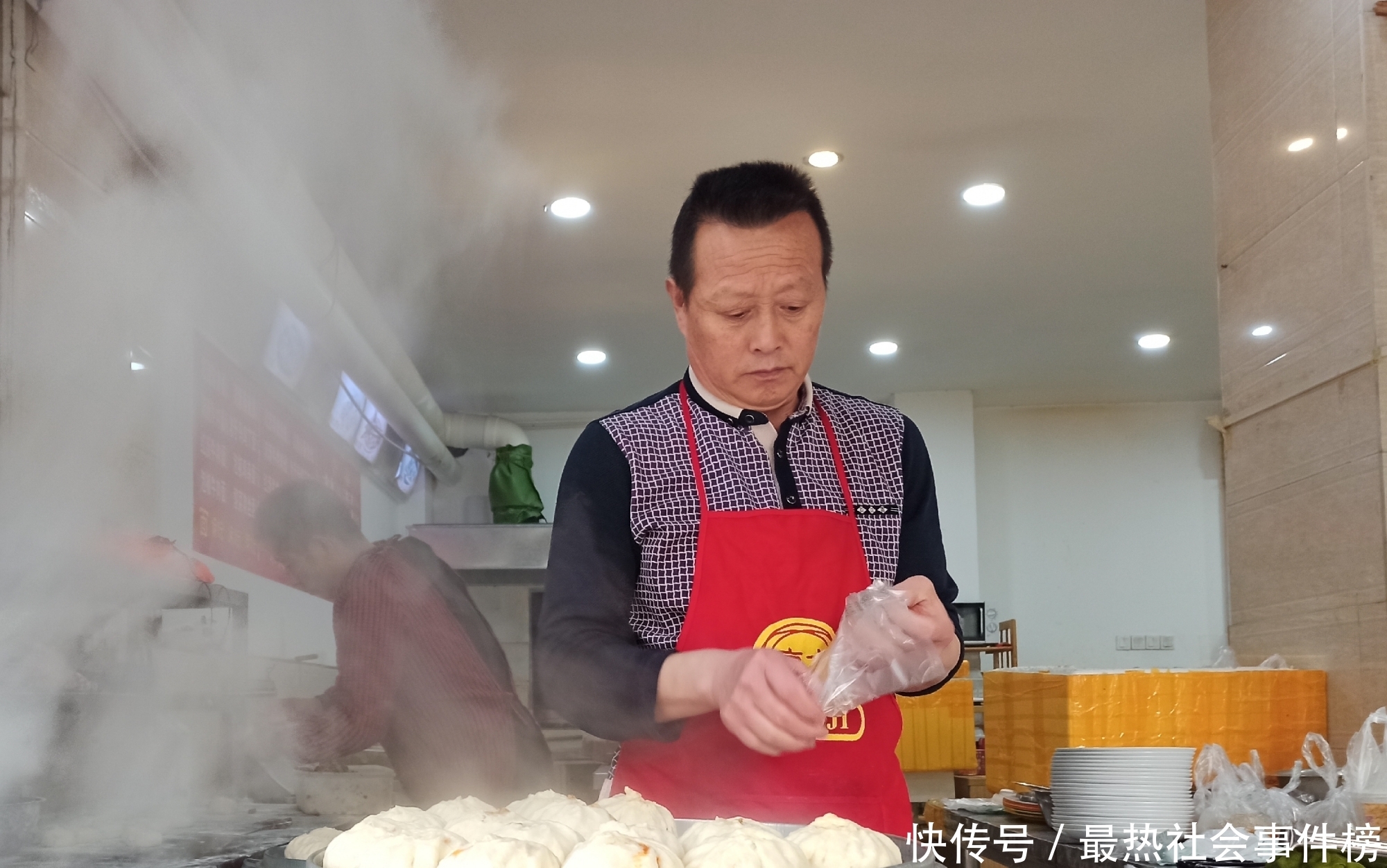 油条|这家卖炒菜的馆子兼修包子馒头豆浆油条,清早生意就在人堆里发酵