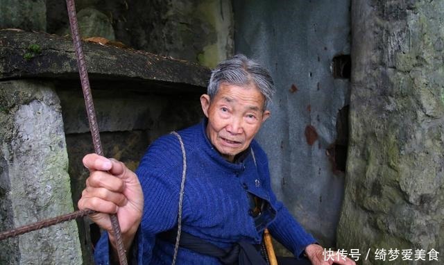 活着|他中年妻儿双亡，92岁自建活人墓，天天睡棺材，就怕临终麻烦人