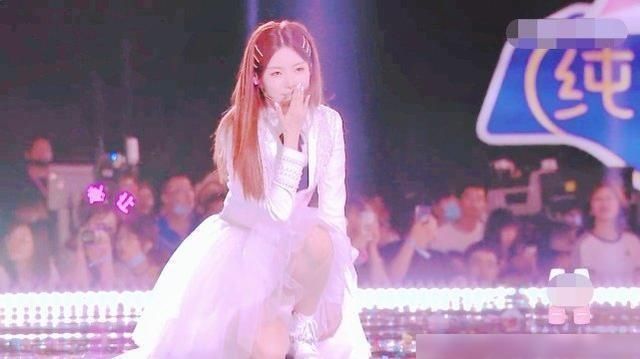 趙粵 陳卓璇出道后趙粵、王藝瑾卻在偷笑,她下意識的動作太打臉了