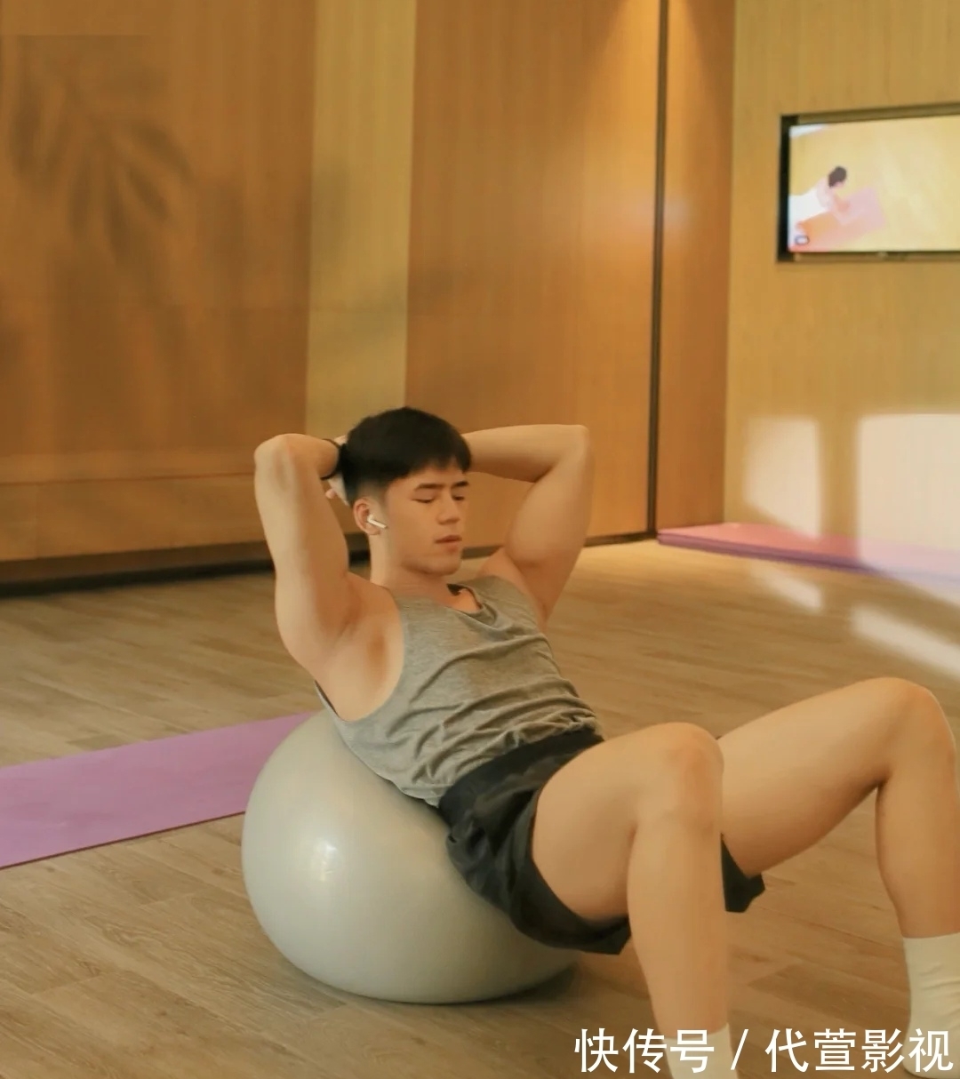 白袜|练瑜伽的白袜鲜肉帅哥,有点可爱哦