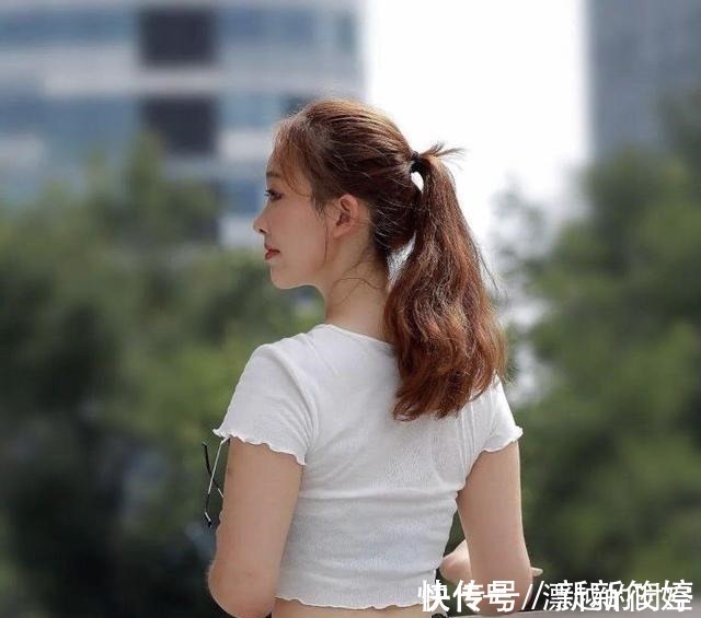 骨感 美女的时尚造型,露脐背心搭配牛仔裤,塑造苗条身材