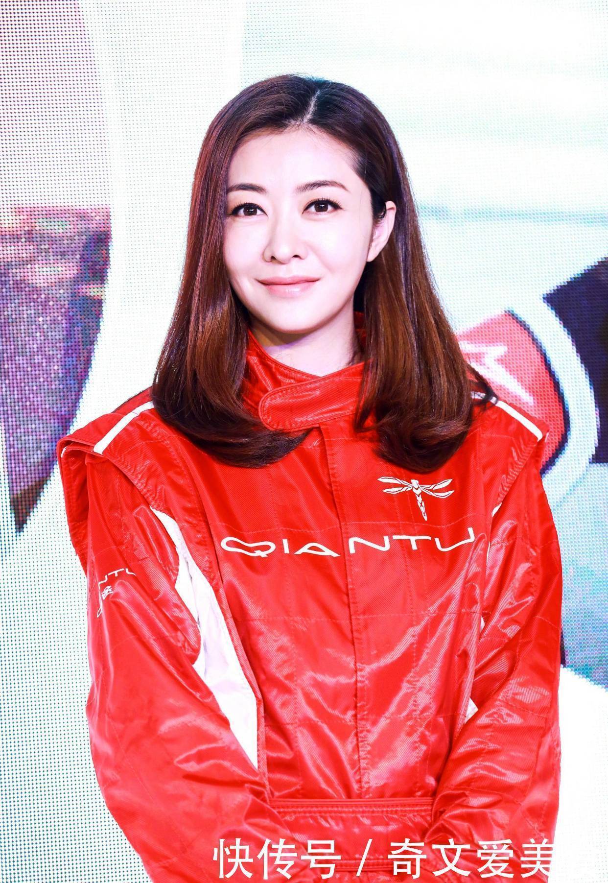 披肩|女人别再留披肩发了，很显老！今年流行这6款卷发，减龄显脸小